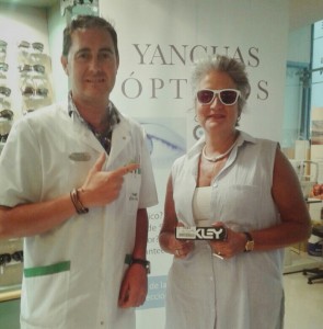 ¿Quieres estas gafas deportivas? No te pierdas nuestro sorteo Fernando entrega gafas oakley a Begoña