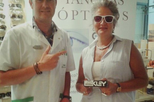 Fernando entrega gafas oakley a Begoña