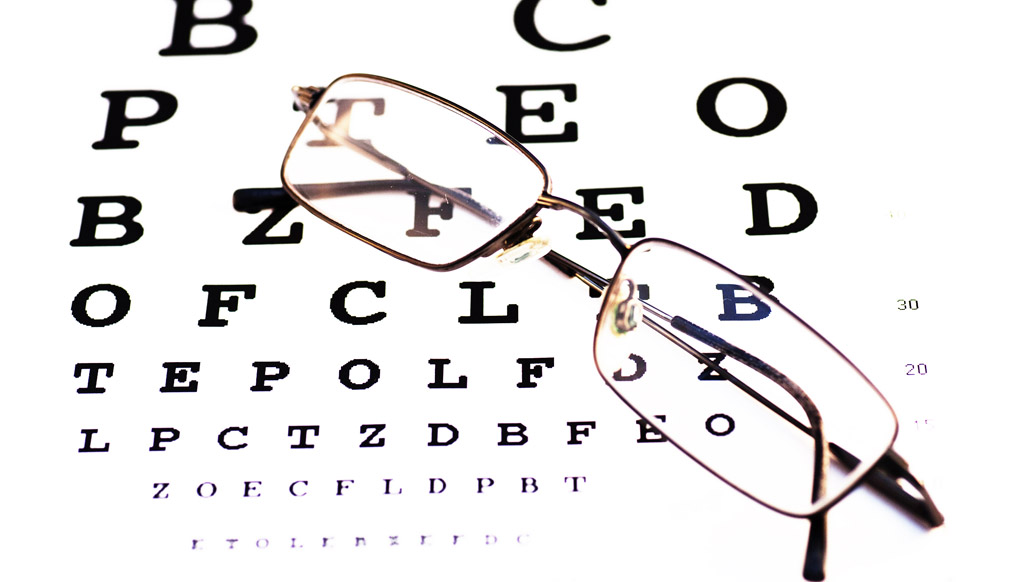 Cosas que no sabes de tus gafas: calibre y medidas optometrista-freepik